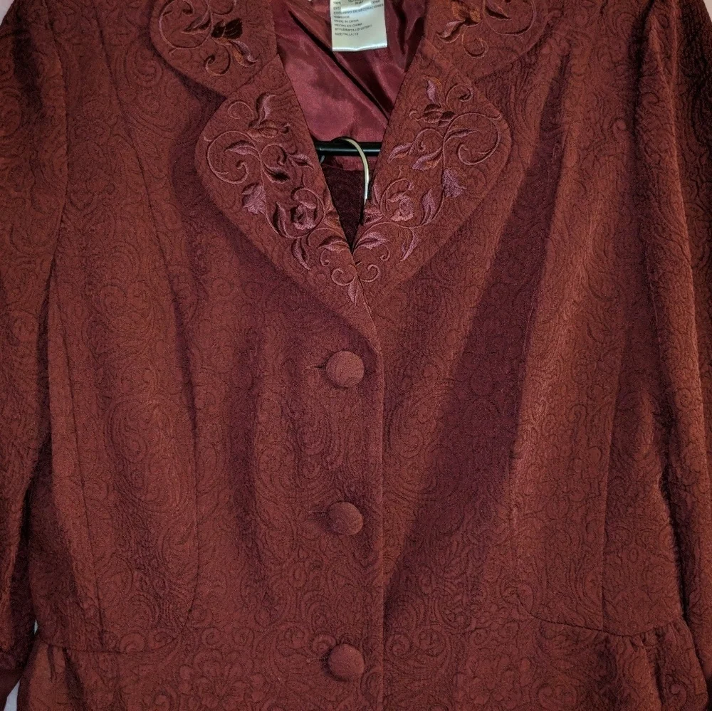 EUC Elegant burgundy woman's suit Women’s size 10